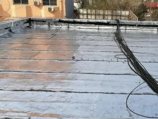 焦作市卫生间漏水维修公司分享下焦作市屋面楼顶防水刚性防水层施工要点。